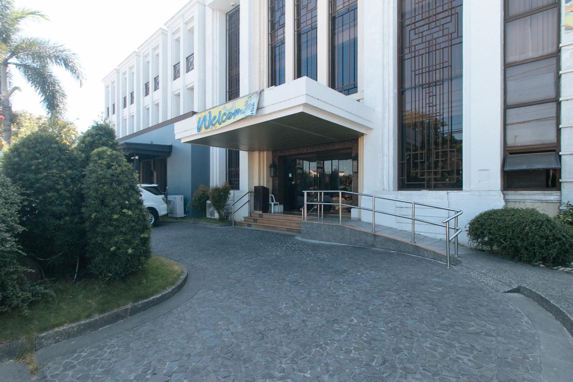 Bliss Hotel San Fernando Pampanga City Exterior foto
